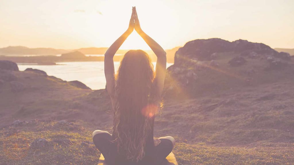 bin ich spirituell auch wenn ich kein heiler bin frau im sonnenuntergang