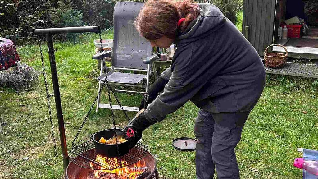 kochen am feuer im dutchoven