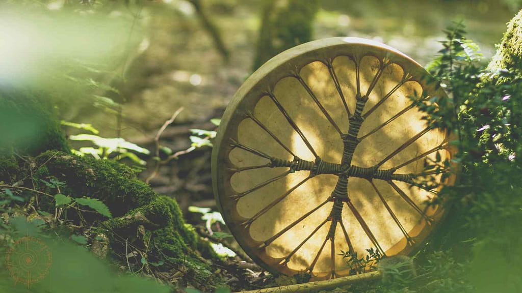 was ist schamanismus ein trommel im wald sonnenstrahlen