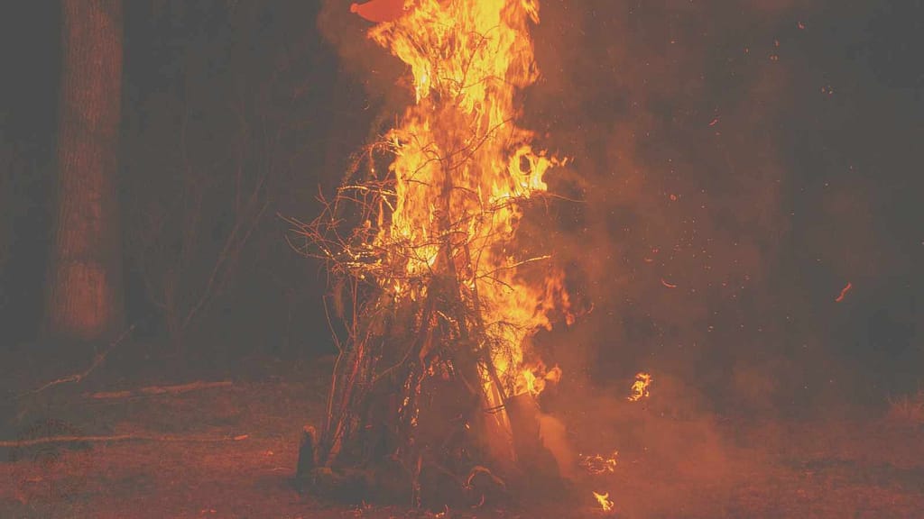 sommersonnwende sommer-rauhnächte ein großes lagerfeuer brennt