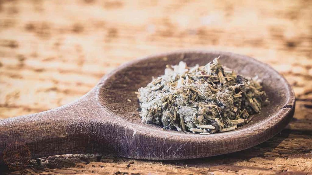 salbei beifuss lavendel im räucherlöffel reinigung und schutz räuchern in den rauhnächten