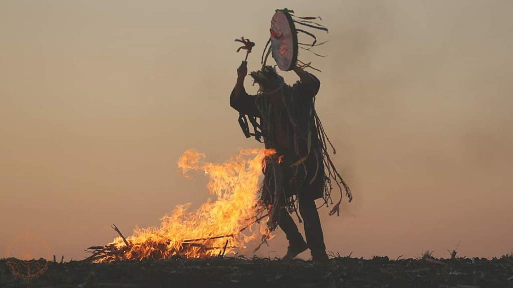 wie wird man schamane ein mensch tantz mit einer trommel um ein feuer