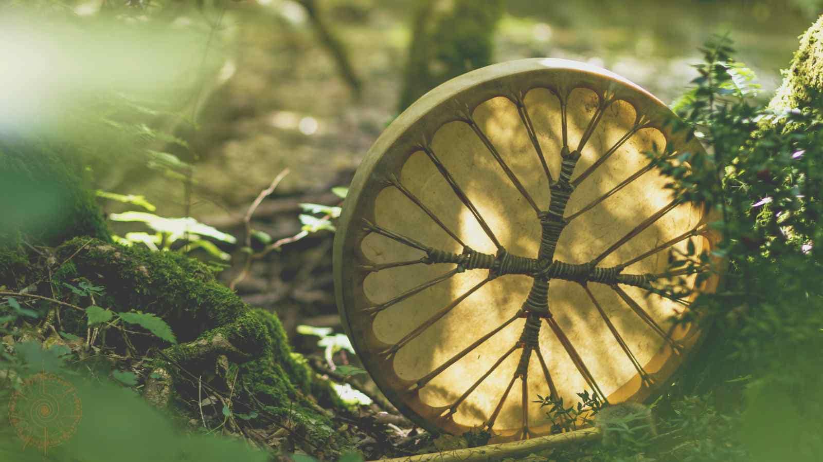 was ist schamanismus ein trommel im wald sonnenstrahlen