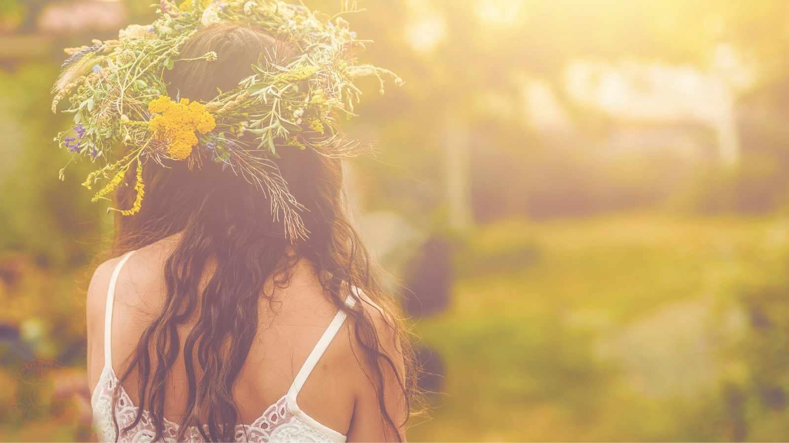 sommer-rauhnächte eine frau mit blumenkranz