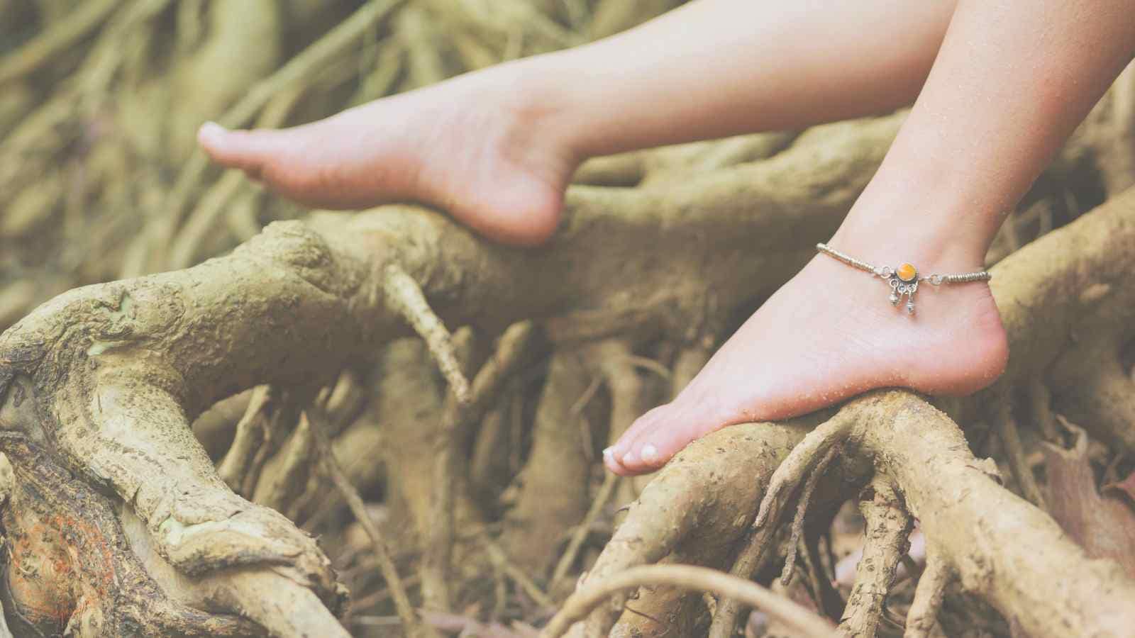 schamanismus wurzel deiner spiritualität frau barfuss baumwurzeln