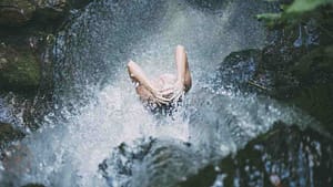 energetische reinigung frau unter wasserfall
