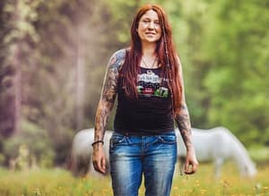 ina allard auf einer wiese
